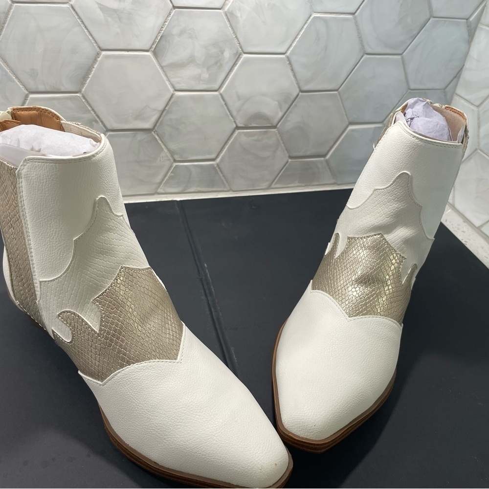 Yellow Box Woman’s WILLIS Western Chelsea Boots Size 7.5 Ivory & Gold Brand New - Picture 2 of 14